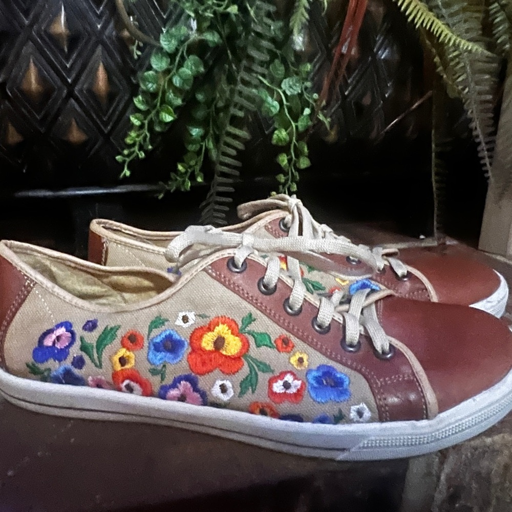 Tani - Handmade Embroidered Florial Leather Sneakers